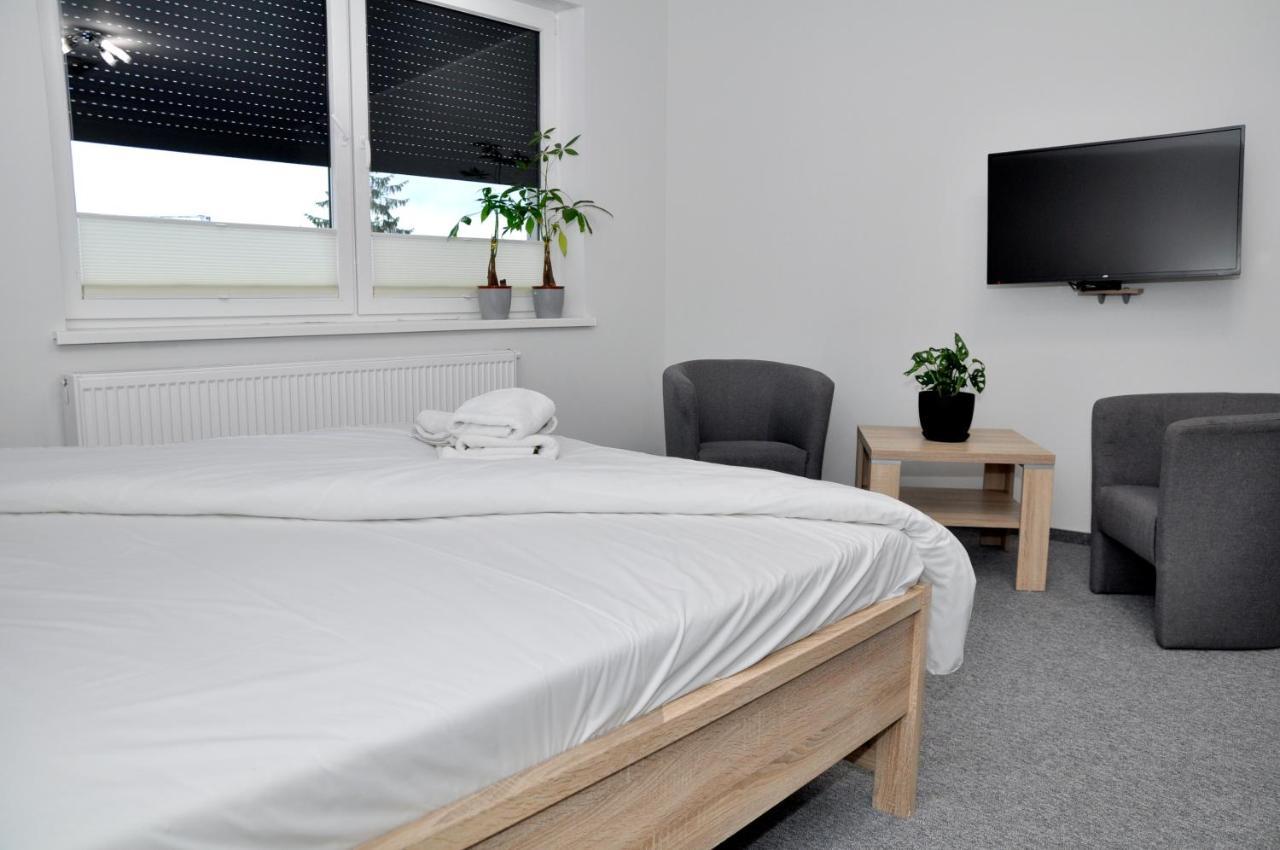 Pokoje, Apartamenty, Restauracja Marcus Оборники Экстерьер фото