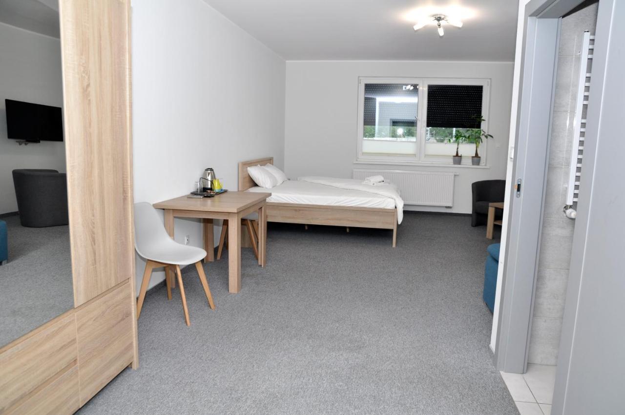 Pokoje, Apartamenty, Restauracja Marcus Оборники Экстерьер фото